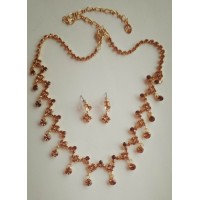Набор нежный  золотистый, серьги и ожерелья с коричневыми  кристаллами