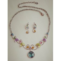 Набор серебристый нежное, серьги и ожерелья с разноцветными камушками