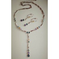 Набор  бижутерии,  серьги  и ожерелье с разноцветными камнями