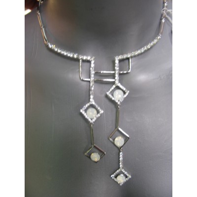 Ожерелье серебристое с камнями белыми