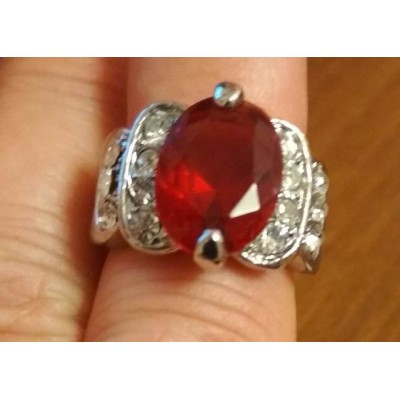Кольцо с красным камнем, размер 17