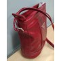 Небольшая   красная сумочка   из кожи с длинным ремешком