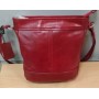 Небольшая   красная сумочка   из кожи с длинным ремешком